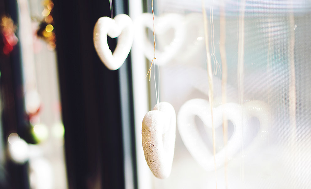 Wiszace ozdoby na oknie