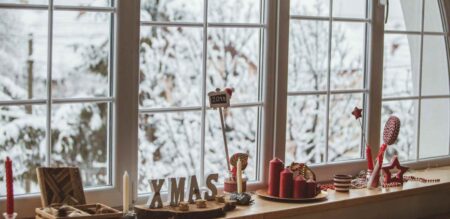 Okno bez firanek o zasłon