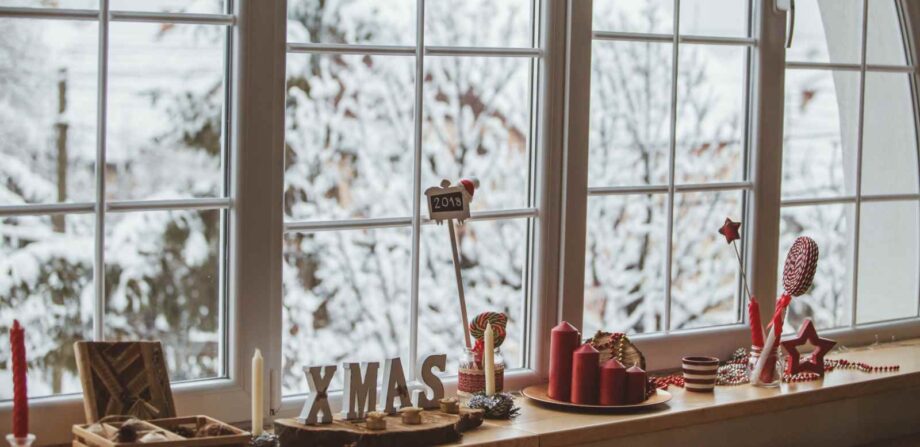 Okno bez firanek o zasłon