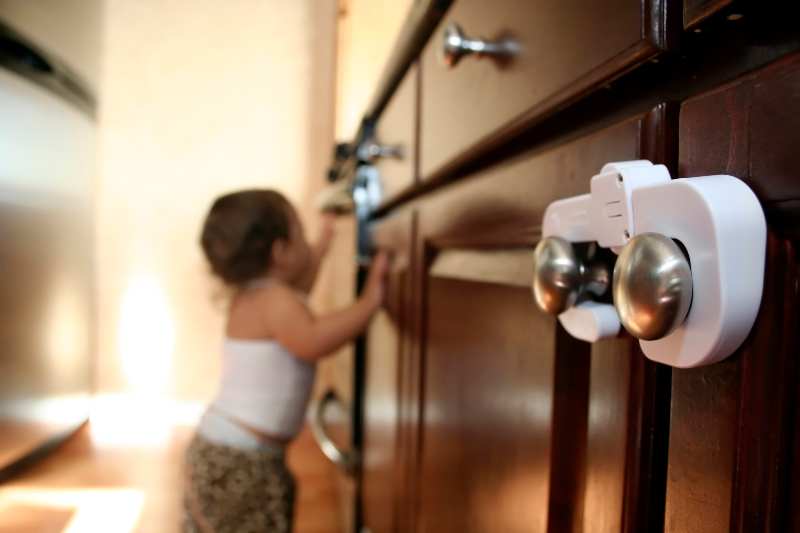 Jak zabezpieczyć szafki w kuchni przed dziećmi