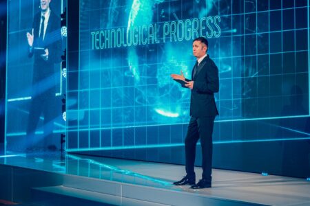 Mikołaj Placek Prezes Grupy OKNOPLAST podczas przemówienia na 25leciu OKNOPLAST