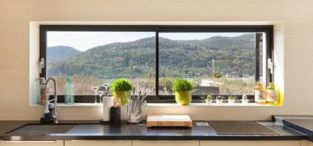 Okno nad zlewem w kuchni