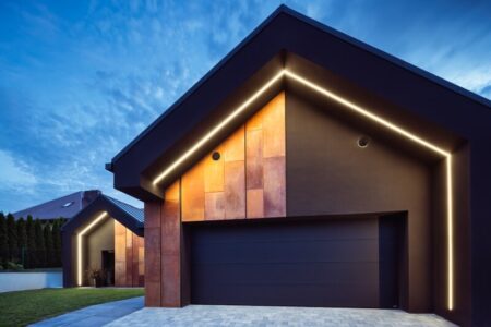 Wspaniały duet dla czarnych ścian stanowią rdzawe płyty elewacyjne w dużych formatach.