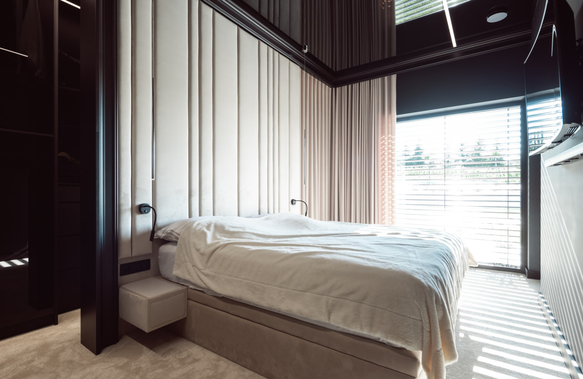 Elegancka sypialnia w stylu quiet luxury