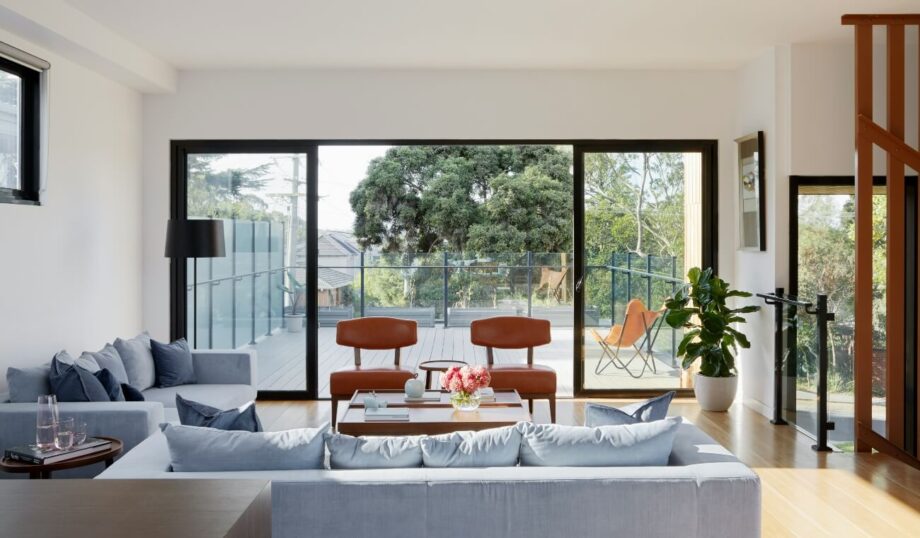 Drzwi tarasowe w nowoczesnym salonie