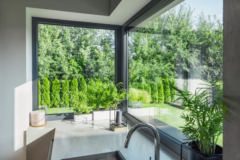 Okno w kuchni Winergetic standard OKNOPLAST w kolorze antracyt grau 7016.05