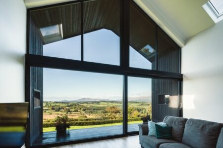 Salon z dużym oknem