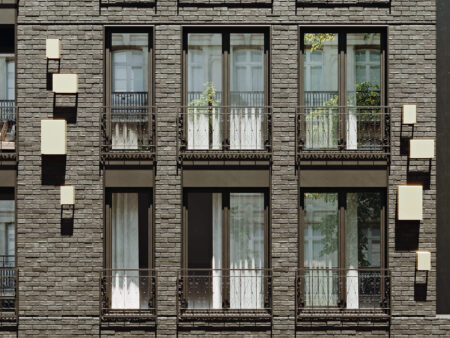 Blok mieszkalny z oknami PAVA kitami dark matt