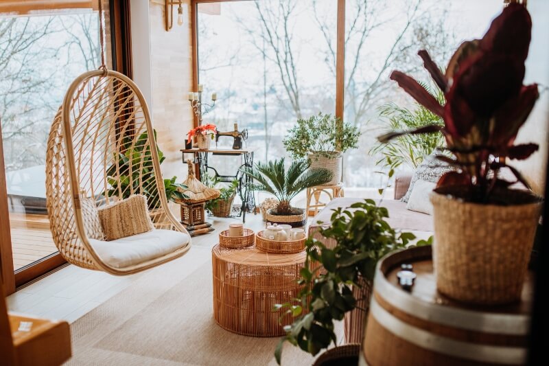 Salon z oknami w kolorze winchester