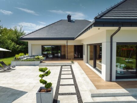 Kamienny taras przed domem parterowym