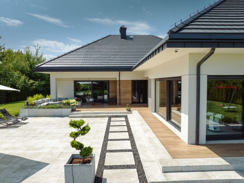 Kamienny taras przed domem parterowym