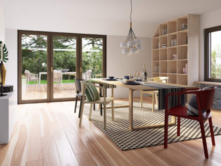 Jadalnia z oknami balkonowymi PRISMATIC w kolorze orzech.