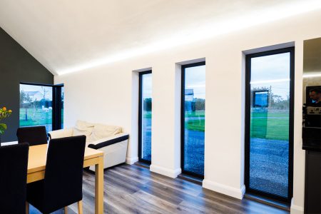 Okna Pixel w salonie