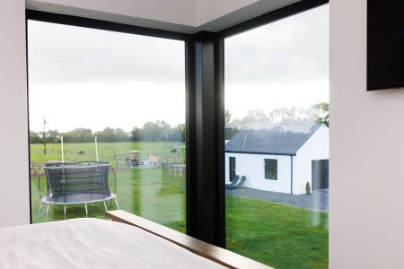 Okno narożne w sypialni - Pixel Oknoplast